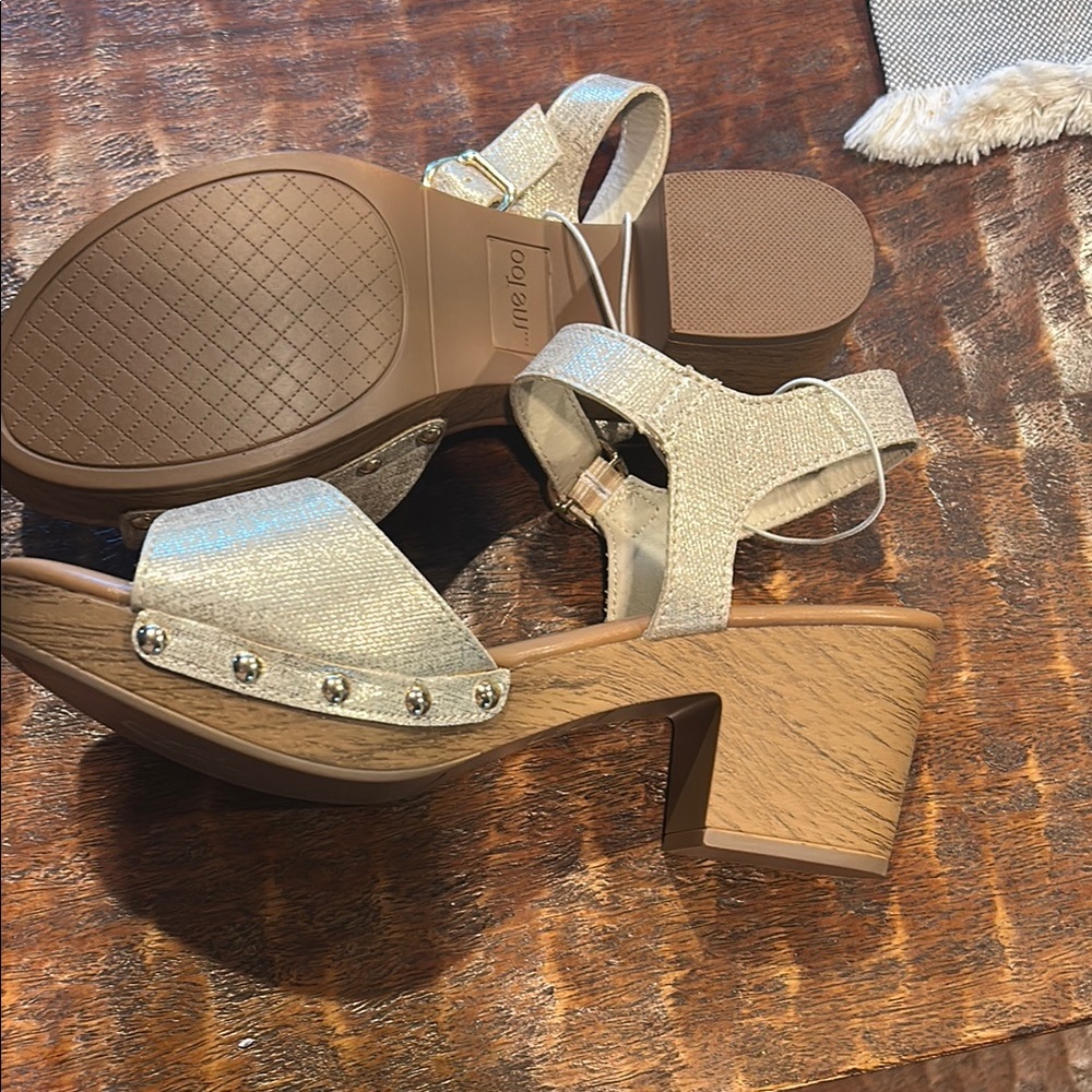 NWT- Me Too Tan Sandals with Ankle Strap and Sparkly Finish - Picture 4 of 5